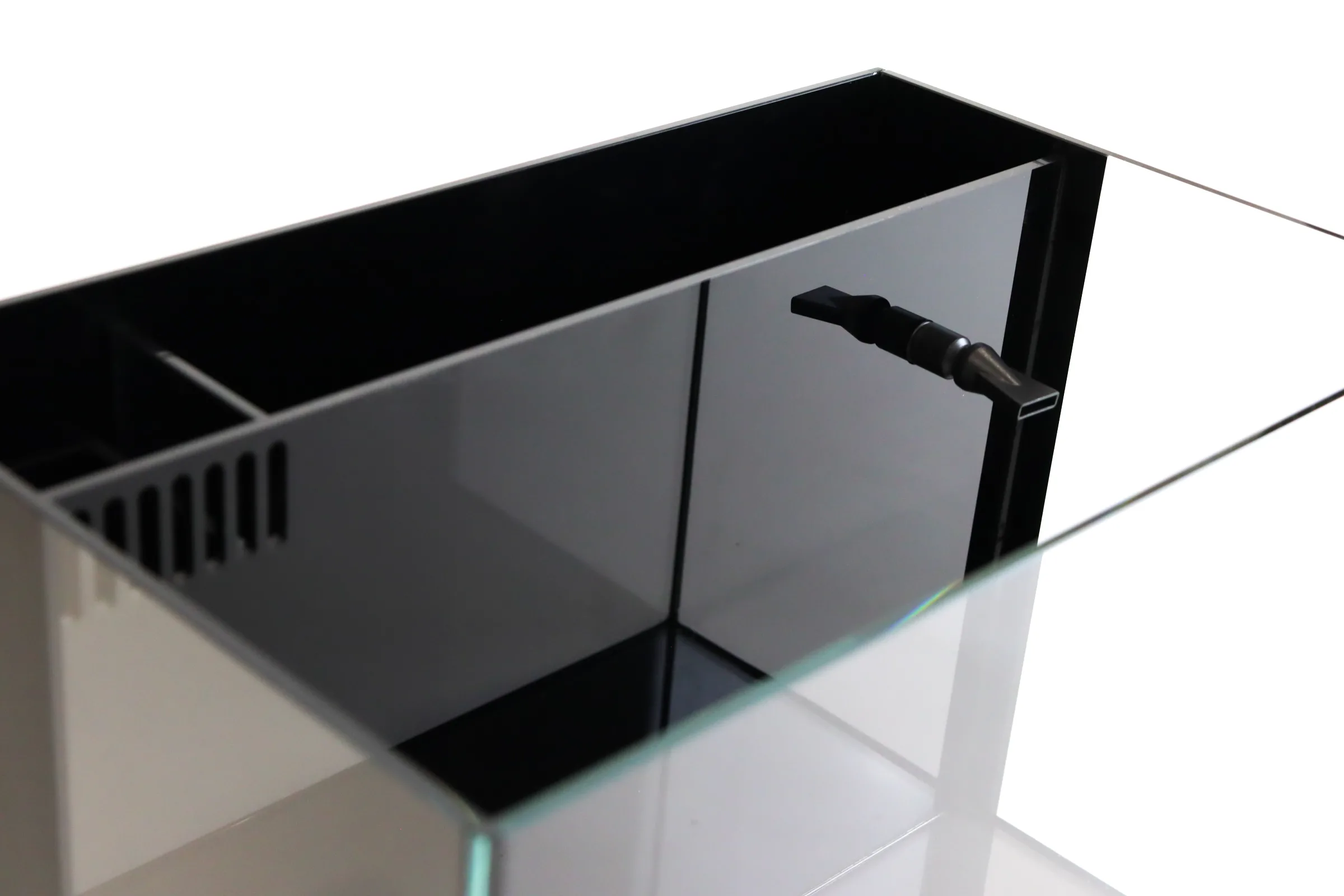 Shallow aquarium built-in filter